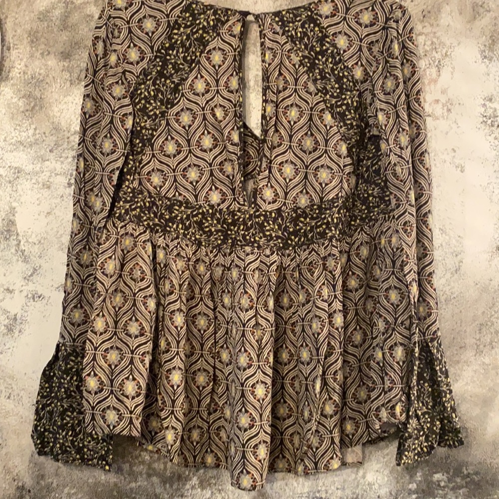 FREE PEOPLE. XS V-neck top!
